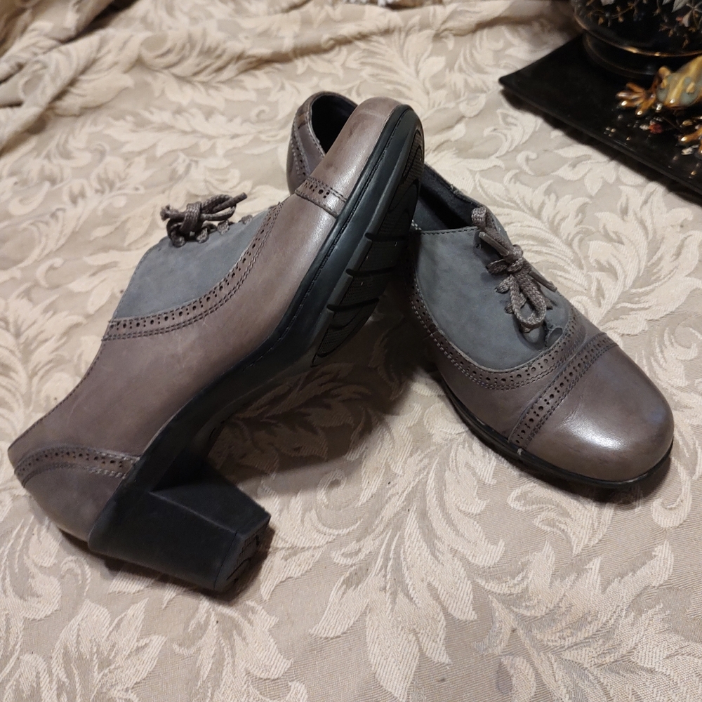 🩶Glorious Clarks Taupe & Graphite Leather Brogue Spectator Booties Heels - 7.5M - Picture 10 of 13